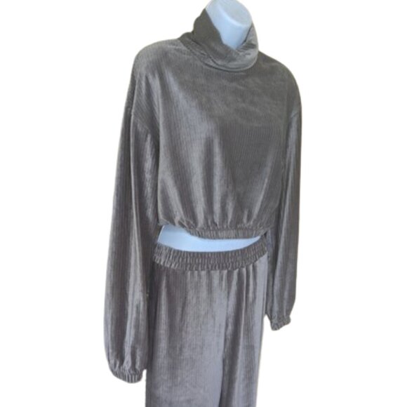 Silver Gray Velour Cropped Sweater and Pants Set Size Small - Picture 2 of 3